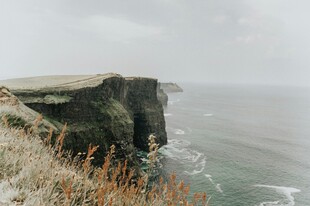 悬崖边的壮阔海景