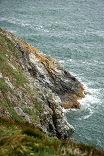 海岸边的嶙峋岩石与海浪