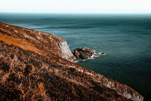 海岸边的壮丽悬崖景观
