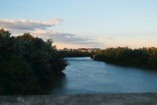 河畔黄昏美景