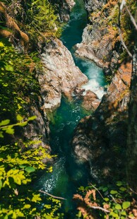 山间幽美峡谷溪流景观