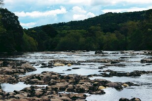 山间湍急河流与嶙峋怪石