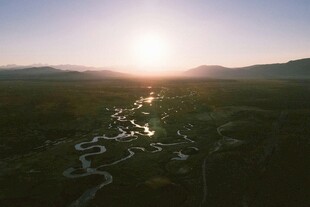 日出下的河谷风光