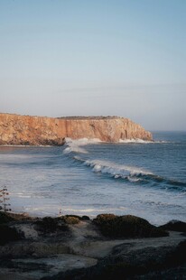 海边壮丽景色与起伏海浪