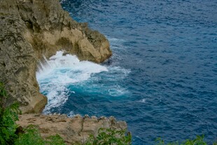 海边悬崖处的汹涌海浪