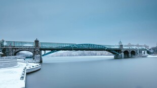 冬日雪覆桥梁河流美景