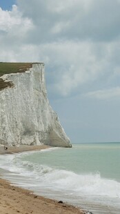白垩断崖下的海滨风光