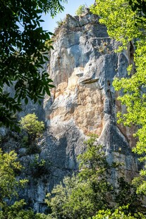 山林间的嶙峋岩石