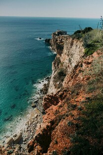 海岸悬崖边的壮美海景