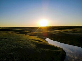 草原河畔日落美景