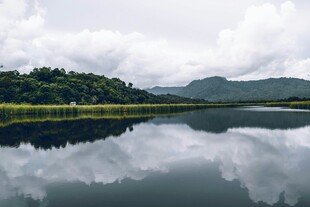 宁静山水湖面倒影美景