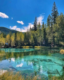 清澈碧绿的山间湖泊美景