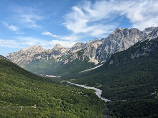 山间河谷壮丽自然景观