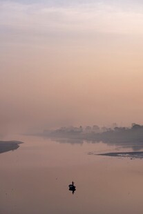 江上孤舟泛 暮色染天地