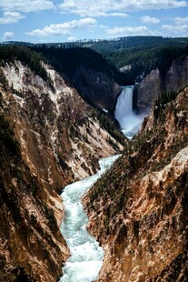 壮丽峡谷间的奔腾瀑布