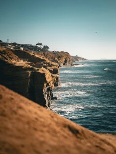 海岸悬崖边的壮阔海景