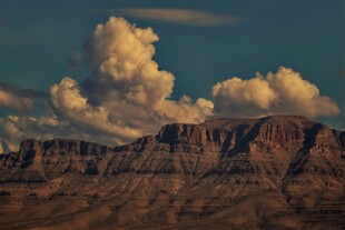 壮丽山峦与云端美景