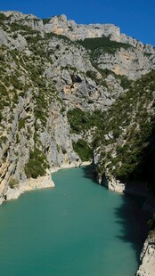 壮丽峡谷中的碧绿湖水