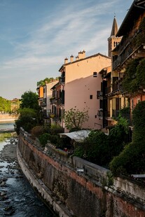 河畔欧式建筑风景