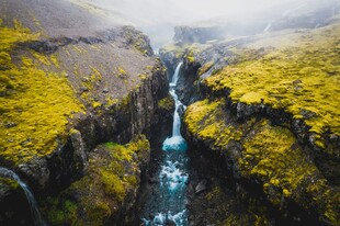 峡谷间的壮丽瀑布景观