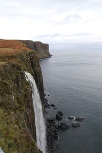 悬崖边壮观的瀑布海景