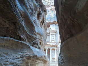 约旦佩特拉古城狭窄峡谷景观