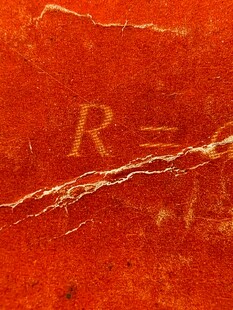 红色斑驳表面上的字母R