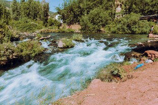 山间湍急溪流风景
