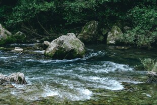 山间溪流中的嶙峋怪石