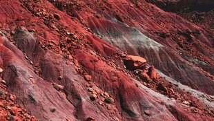 红色山峦壮丽景观