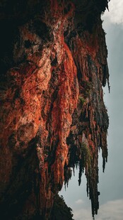 红色钟乳石洞穴壮观景象