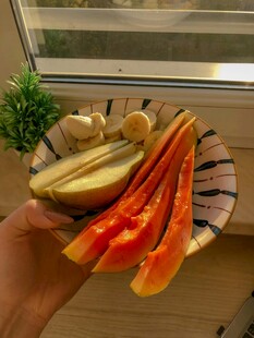 手捧多彩果蔬拼盘