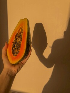 手捧切开的新鲜木瓜