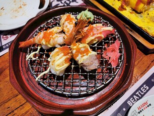 美味寿司置于烤架上