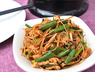 美味青椒肉丝炒豆芽