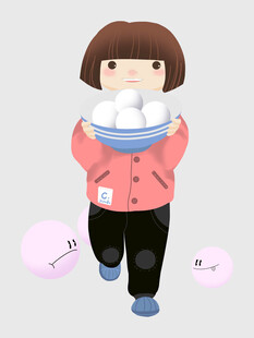 女孩捧大碗开心行走