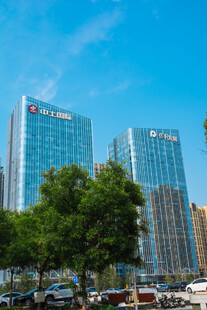 城市高楼与绿树景观