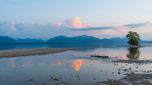 湖畔晚霞美景