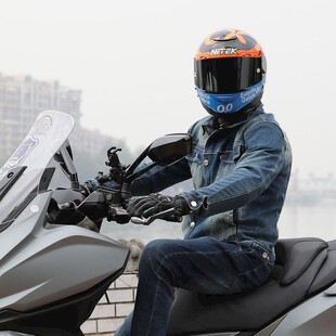 男子帅气骑乘时尚摩托车