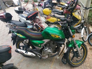 多彩摩托车停放场景