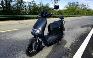 黑色电动摩托车停在路边