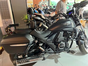 店内展示的酷炫黑色摩托车