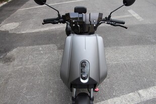 银灰色时尚电动摩托车特写