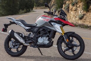 炫酷越野摩托车停于路旁