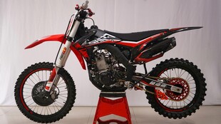 红色越野摩托车展示