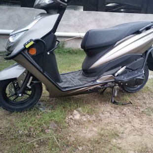 银色踏板摩托车停在草地