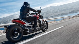 公路上的摩托车骑手