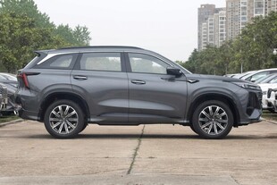 灰色SUV停于户外停车场