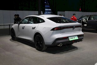 白色时尚轿跑汽车尾部特写