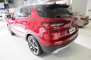 红色时尚SUV汽车展示